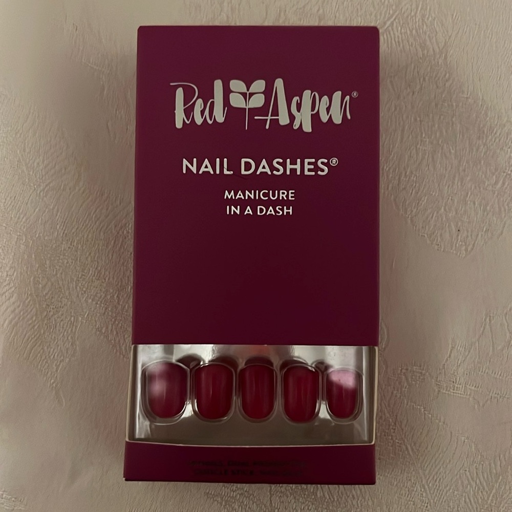 Red Aspen Bea’s Garden Romance short nail dash